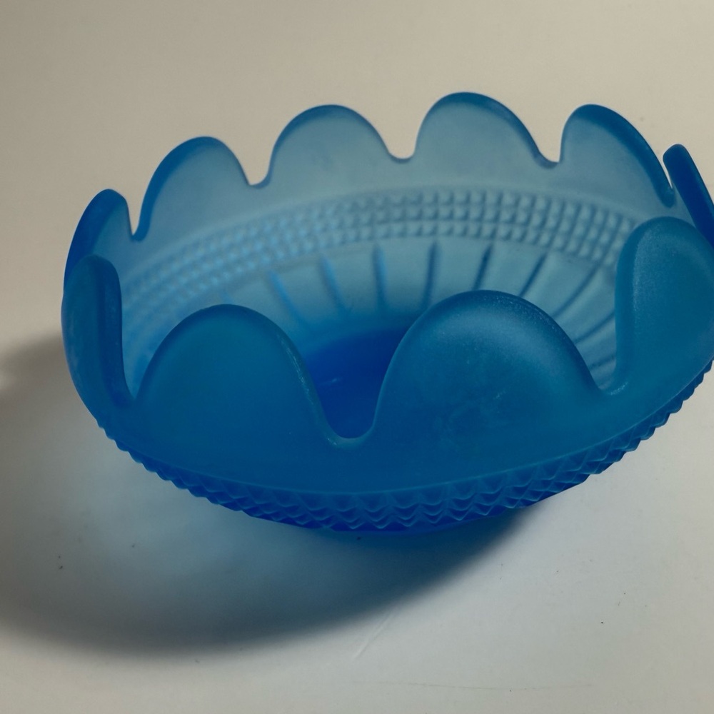 Vintage Satin Ice Blue Diamond Point Berry Bowls - Picture 5 of 9
